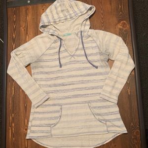 Lightweight hooded pullover